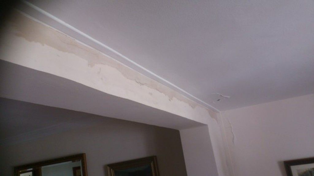 humedad en el techo de vivienda con grieta
