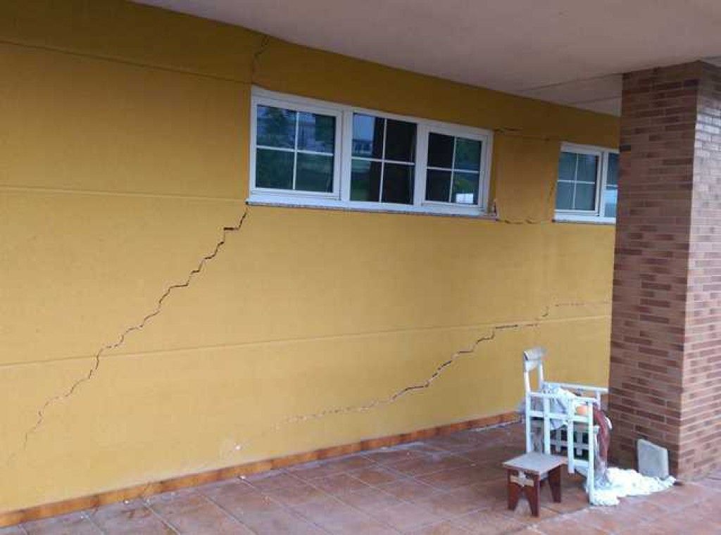 grieta diagonal en fachada de vivienda