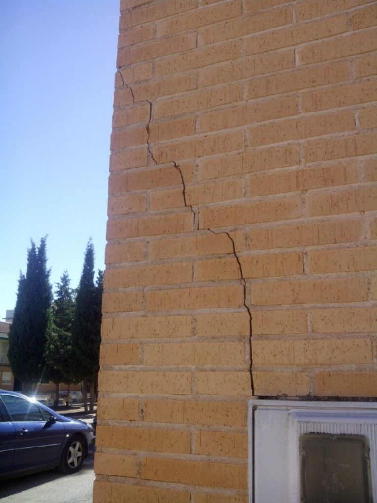grieta en la esquina de edificio