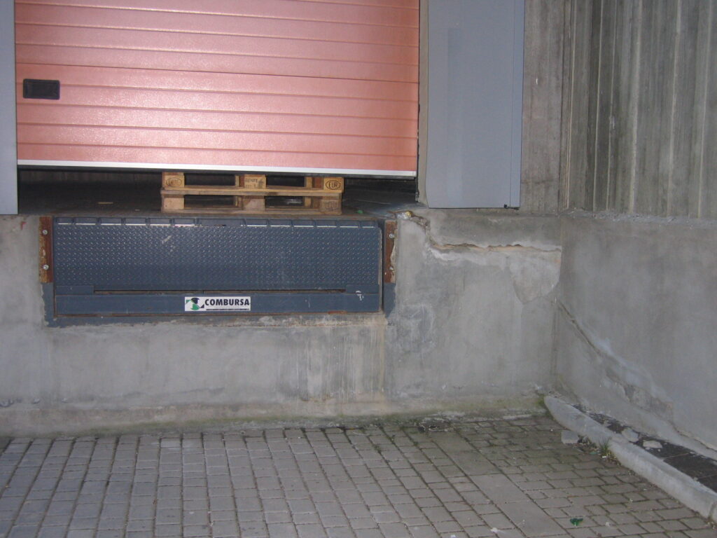 grieta en muelle de carga de una nave industrial