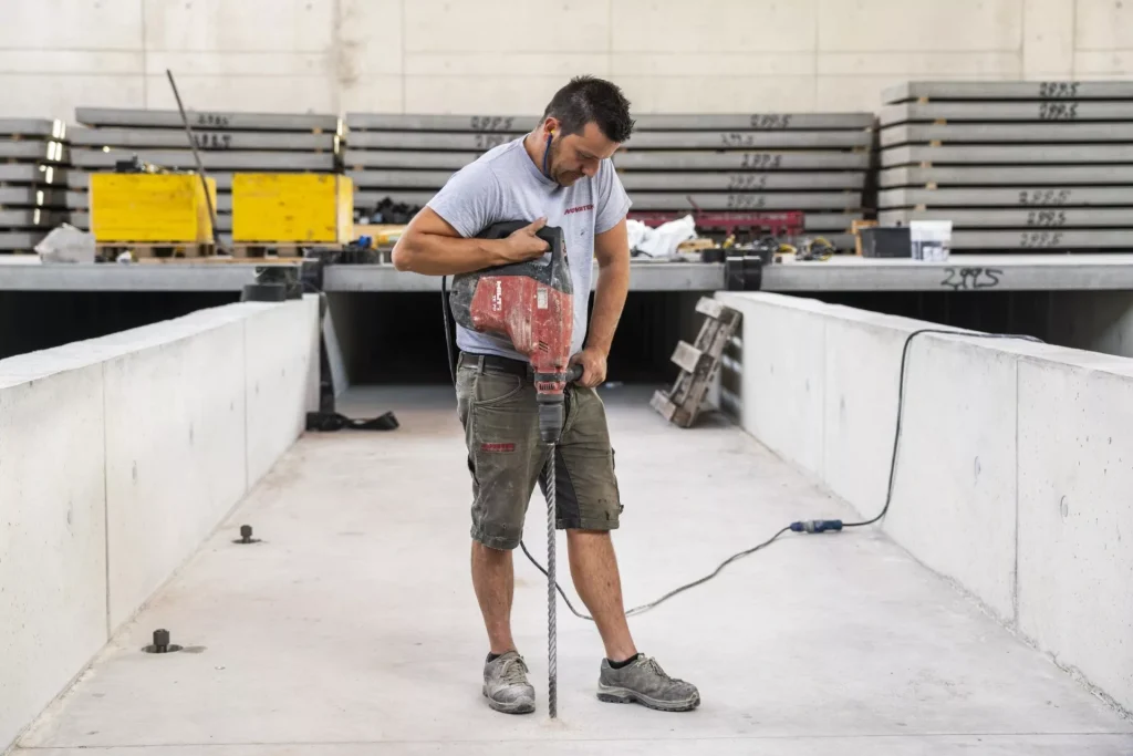 trabajador haciendo tralado para resina