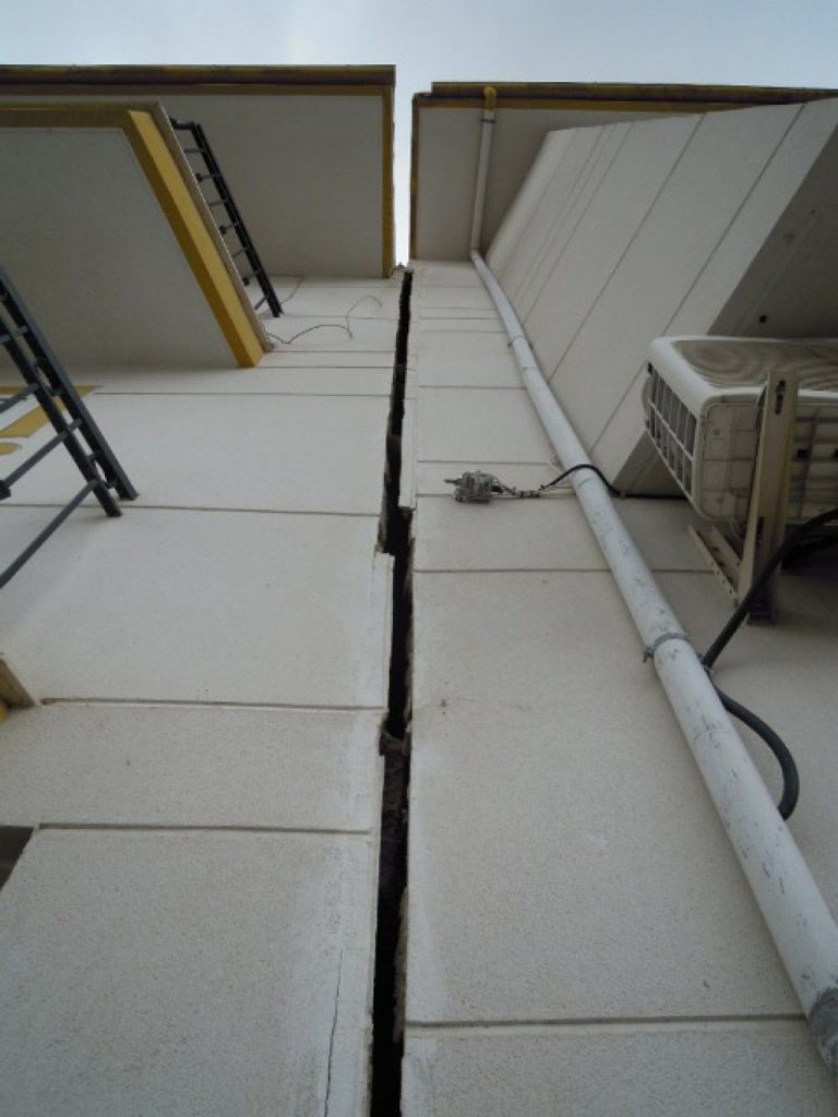 grieta en mitad de la fachada del edificio