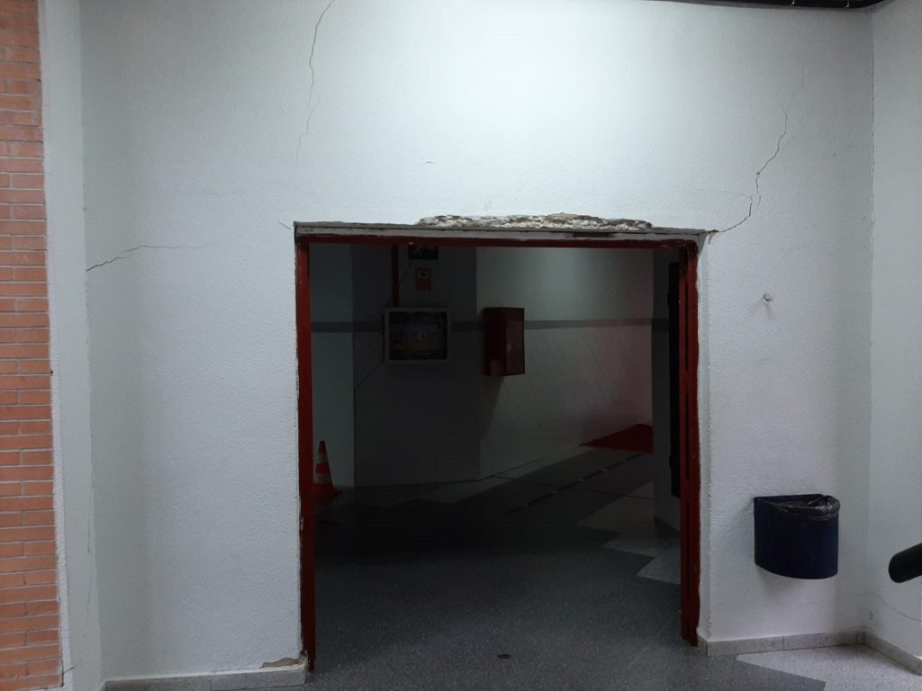 grietas y descochones en una puerta de colegio