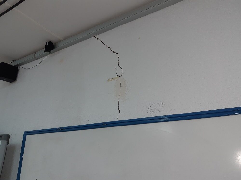 grieta en pared encima de pizarra