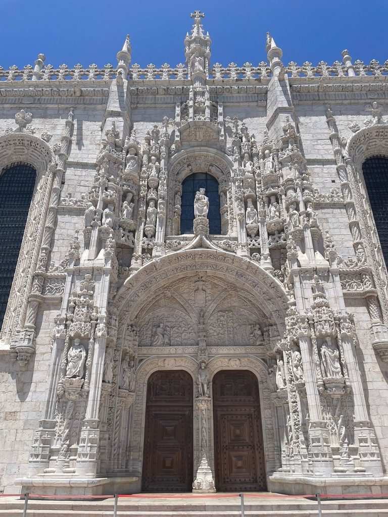 fachada de edificio historico de portugal