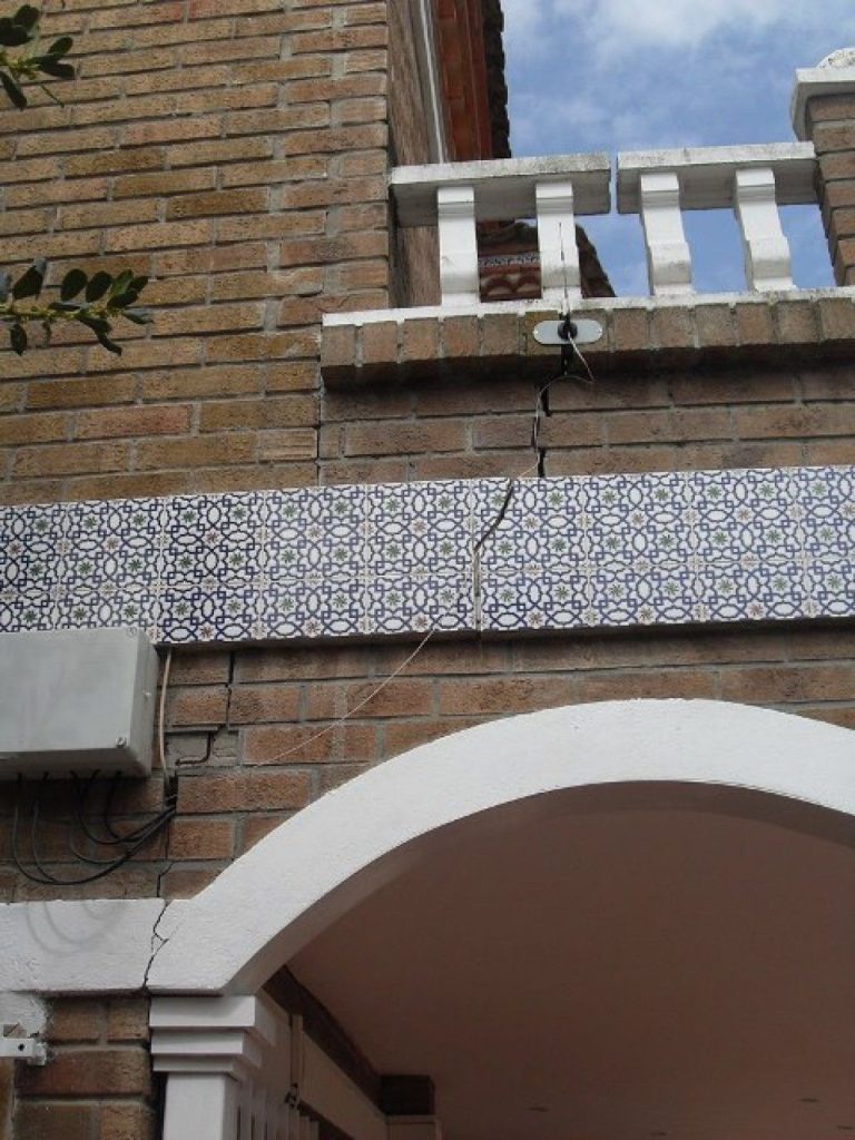 Fachada con una grieta vertical